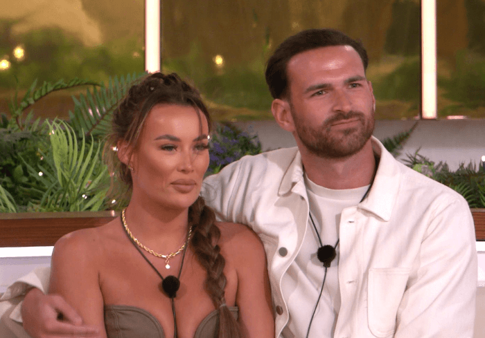 Love Island'dan Harriett ve Ronnie Birlikte Taşınmaya Hazırlanıyor