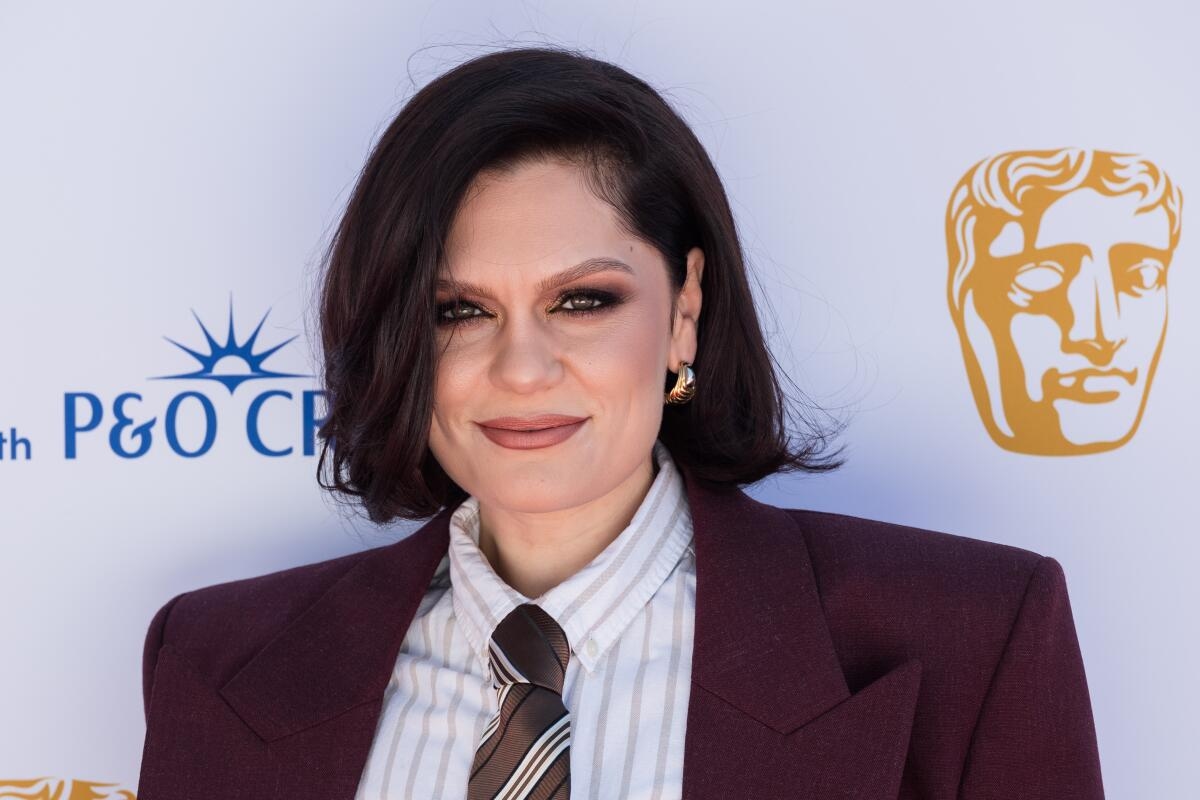 Jessie J compartilha percepções emocionais sobre os altos e baixos de sua batalha contra o câncer