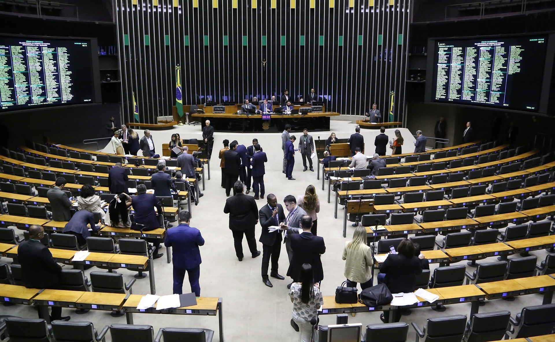 Overheidsfunctionarissen roepen op tot afwijzing van Trumps belasting; oppositie wil ministers dagvaarden