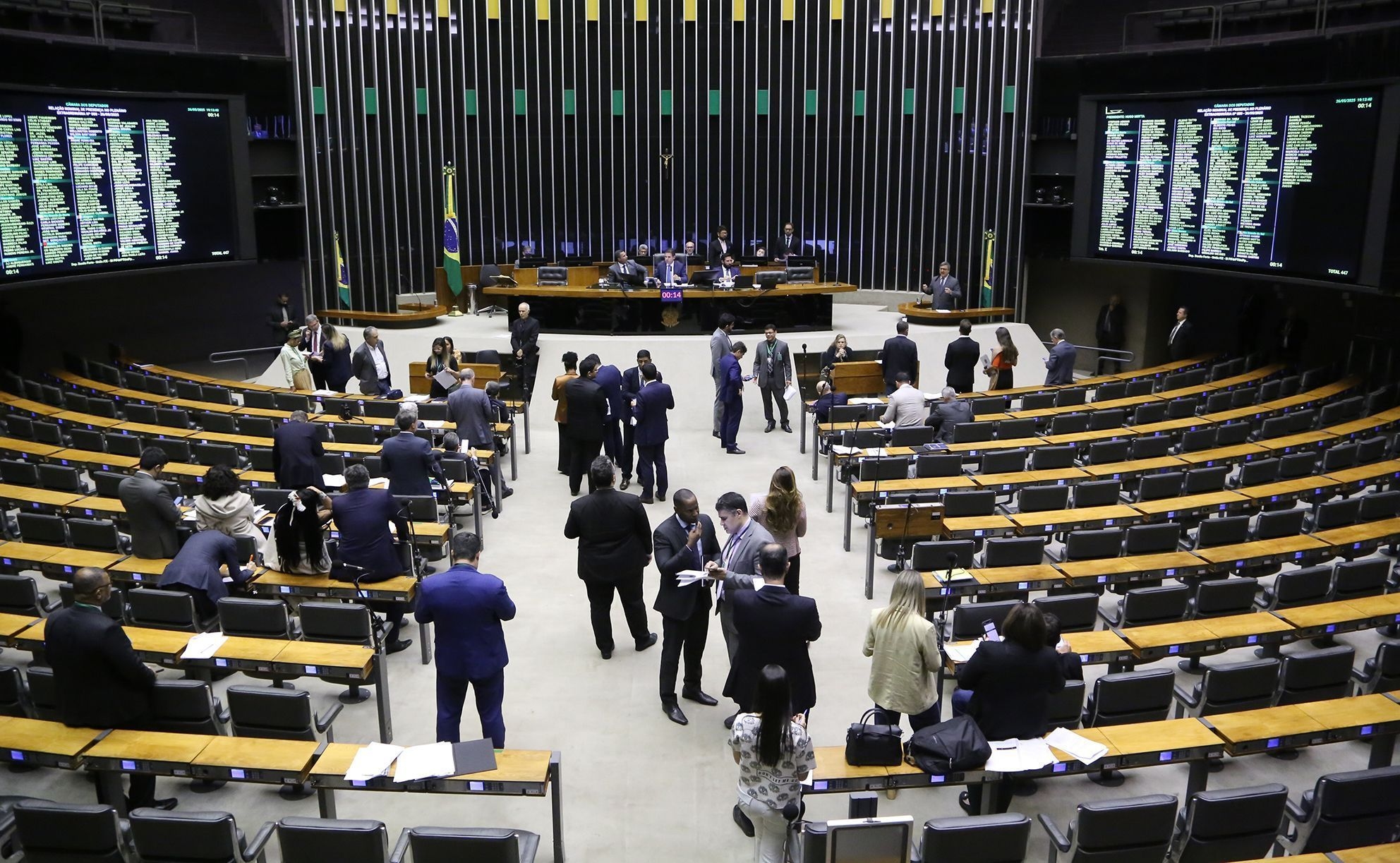 Overheidsfunctionarissen roepen op tot afwijzing van Trumps belasting; oppositie wil ministers dagvaarden