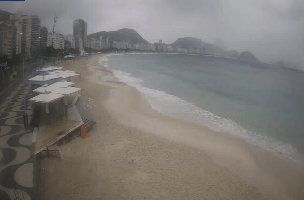 Mercoledì a Rio continua l'allerta mareggiate con onde fino a 3 metri (25)