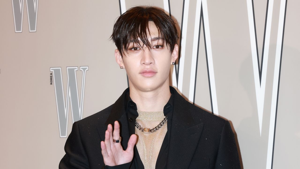Bang Chan, do Stray Kids, se junta a Malia Obama para assinar a tendência dos tamancos para o verão de 2025