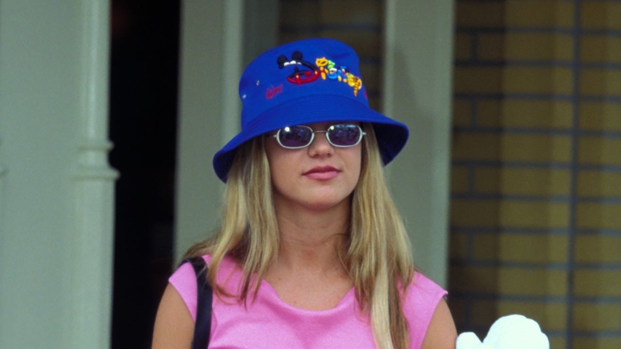 The 25 Best 90s Fashion Trends That Still Work in 2025