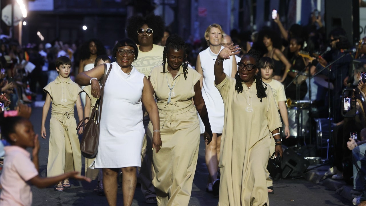 Telfar feiert 20-jähriges Jubiläum mit schillernder Modenschau in New York City