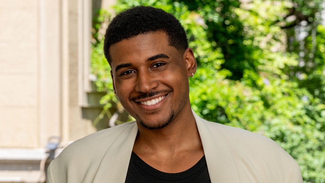 A estrela de Forever, Michael Cooper Jr., nos leva para seu primeiro desfile de moda