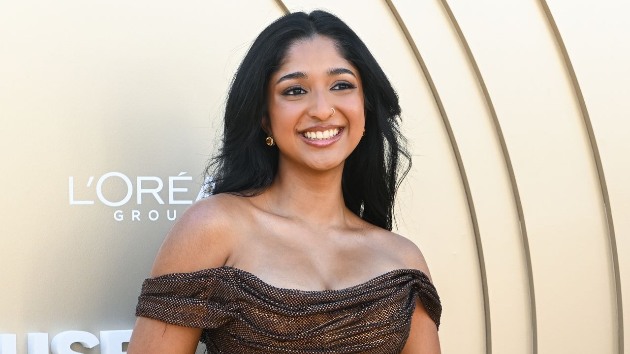 Maitreyi Ramakrishnan lució un par de zapatillas clásicas de papá para el orgullo