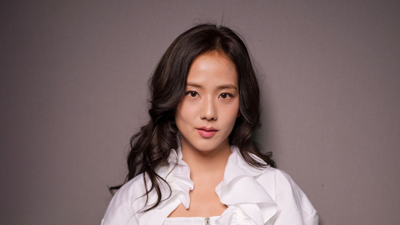 Jisoo z BLACKPINK wprowadza trend Gorpcore na lato 2025 dzięki klasycznym trampkom