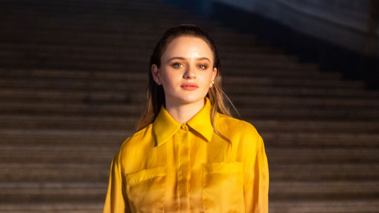Joey King präsentiert rote Haare, während die Dreharbeiten zu „Practical Magic 2“ beginnen