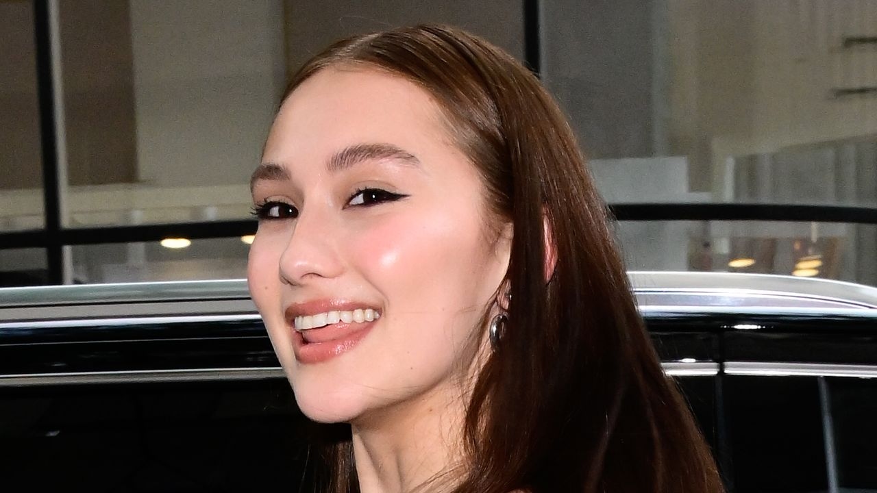 Lola Tung Nails Viral Scarf Trend While Doing The Summer I Turned Pretty Press