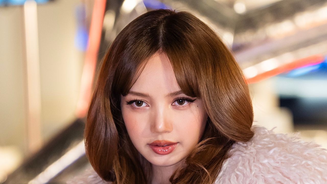 Cosa significa il nuovo tatuaggio sul collo di Lisa, membro delle BLACKPINK?