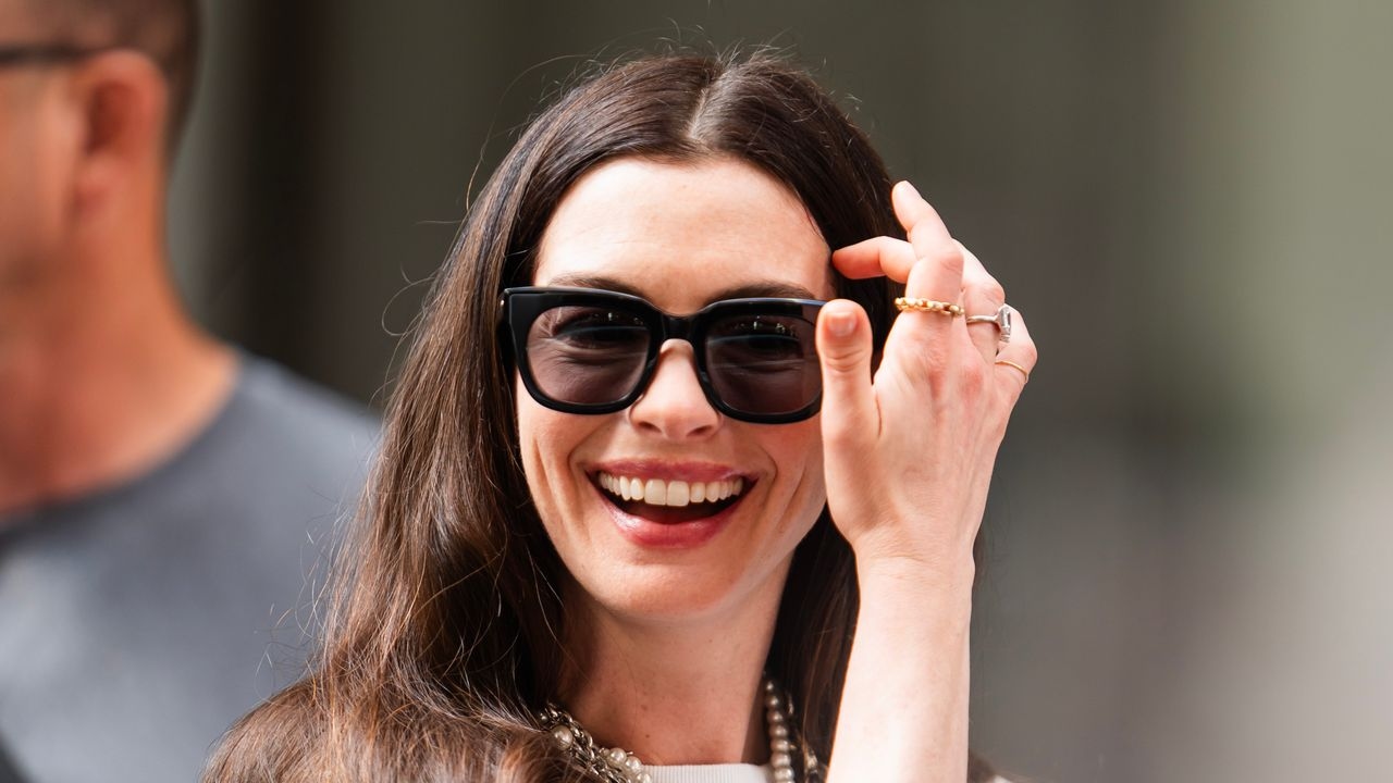 Tutto quello che Anne Hathaway ha indossato finora sul set di "Il diavolo veste Prada 2"