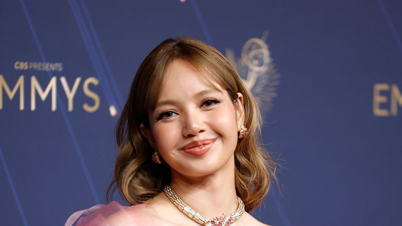 Лиса из BLACKPINK присоединяется к тренду на маникюр «Принцесса» на церемонии вручения премии «Эмми-2025» — смотрите фото