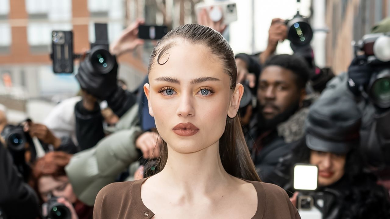 El labial marrón más de moda del otoño de 2025 está inspirado en la historia antigua.