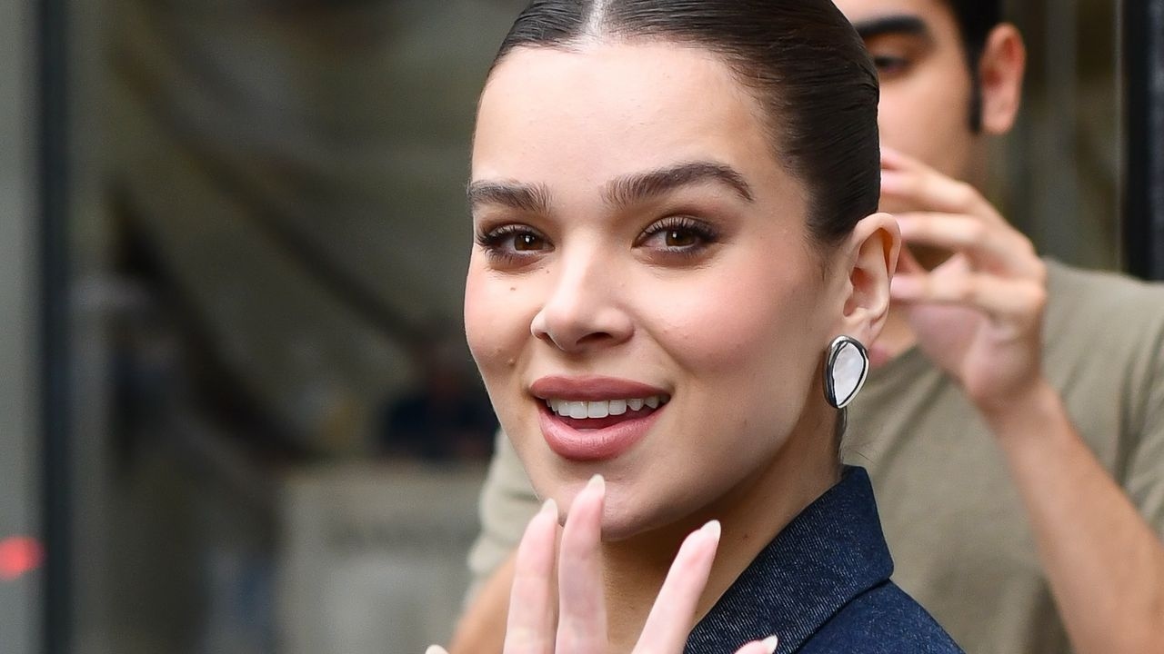 'Almond Latte Mani' de Hailee Steinfeld adiciona um toque de expresso às tendências de unhas de outono
