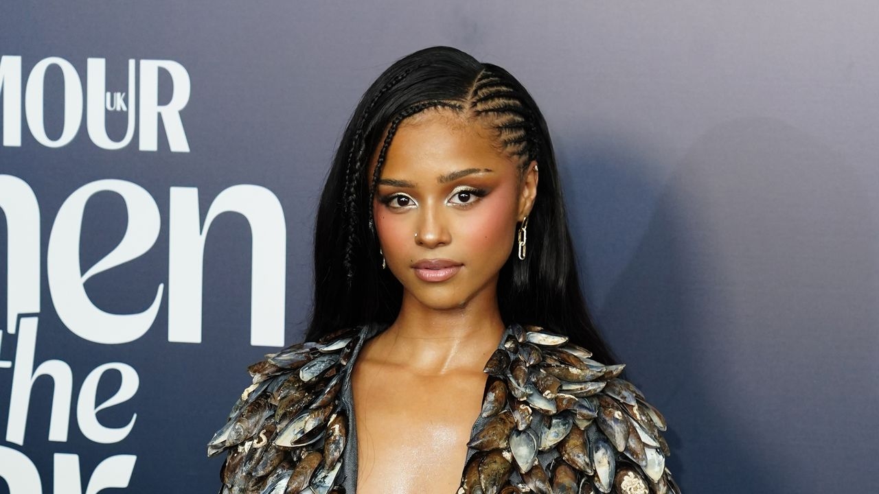 Тила отказалась от рубашки ради образа в стиле сирены в Лондоне