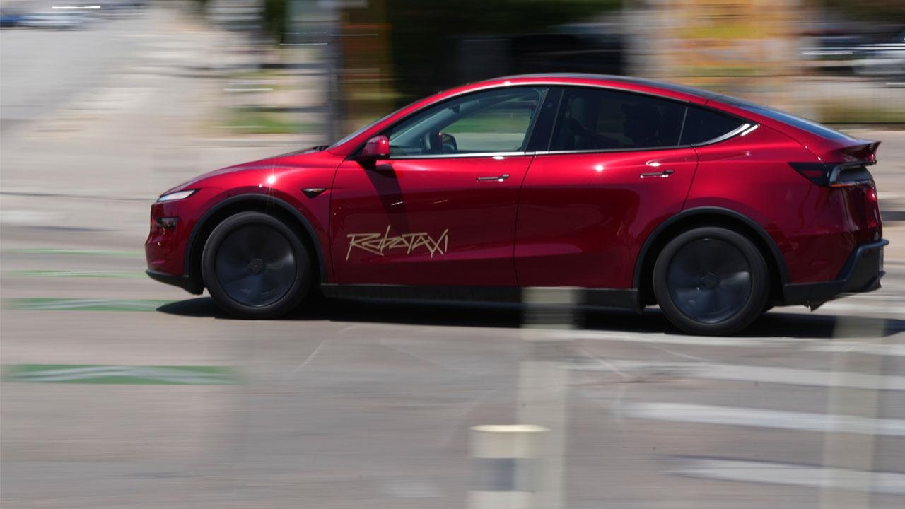 Обзор сообщества: Пользователь wO о запуске Tesla Robotaxi: «Yolotaxi не взорвался. Оптимистично!»