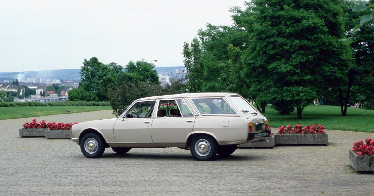Nostalgia automovilística. Desde vacaciones burguesas hasta viajes a zonas rurales, el Peugeot 504 familiar lo ha visto todo.