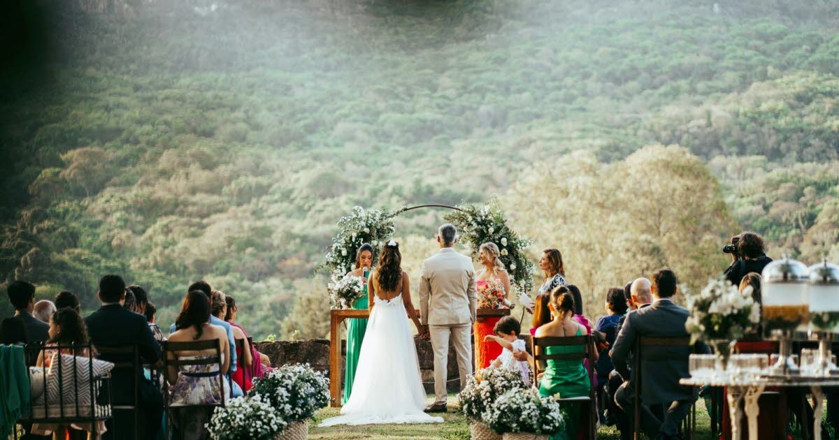 Pide testimonios. ¿Estás a favor o en contra de invitar a tu ex a tu boda?