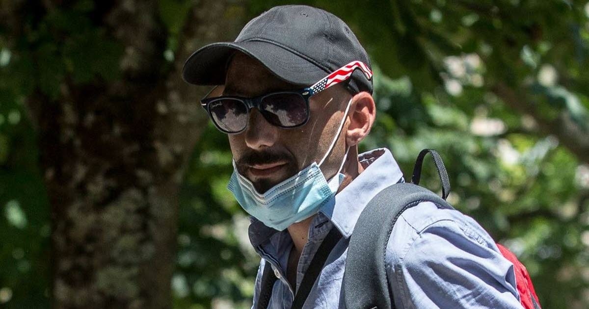 Tarn. Cédric Jubillar niega haber confesado el asesinato de su esposa a manos de su novia.