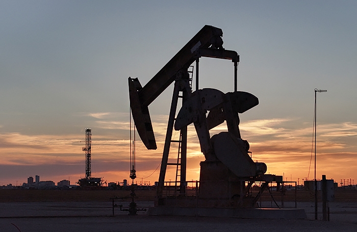 Los precios del petróleo suben un 13% tras el ataque israelí a Irán