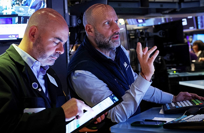Las bolsas cierran la jornada al alza, el dólar pierde terreno. Análisis del mercado financiero del 23 de junio.