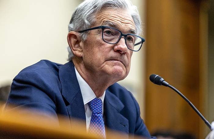 Il dollaro si indebolisce tra le voci di un cambio di presidente della Fed