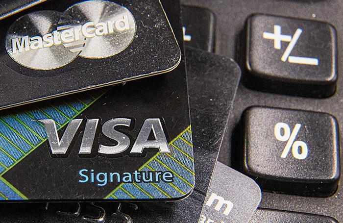 El Banco Central planea restringir la circulación de tarjetas Visa y Mastercard vencidas