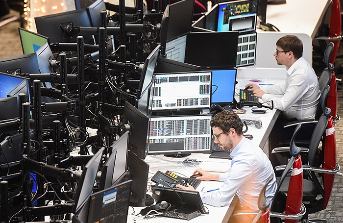 Russian stock market and ruble continue to decline