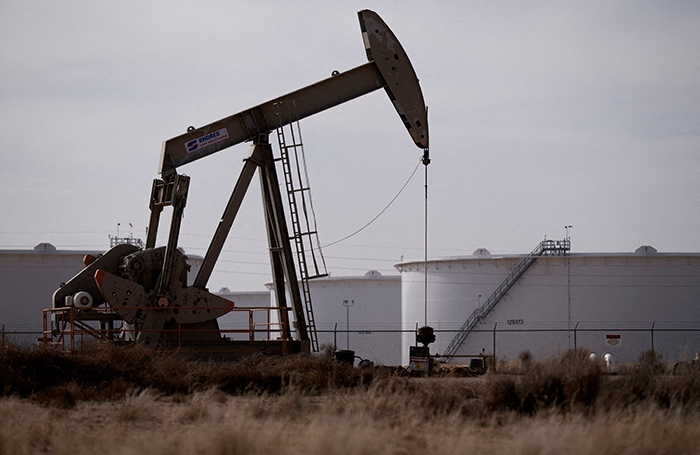 US shale companies cut drilling as oil prices fall