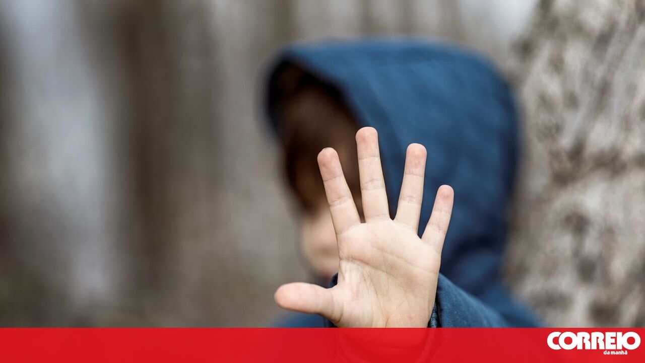 <![CDATA[ Diretor de hotéis de luxo no Algarve acusado de sevícias sexuais aos dois filhos ]]>