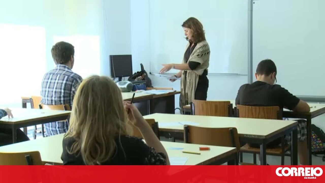 <![CDATA[ Governo aprova proibição de telemóveis e revisão da disciplina de Cidadania ]]>