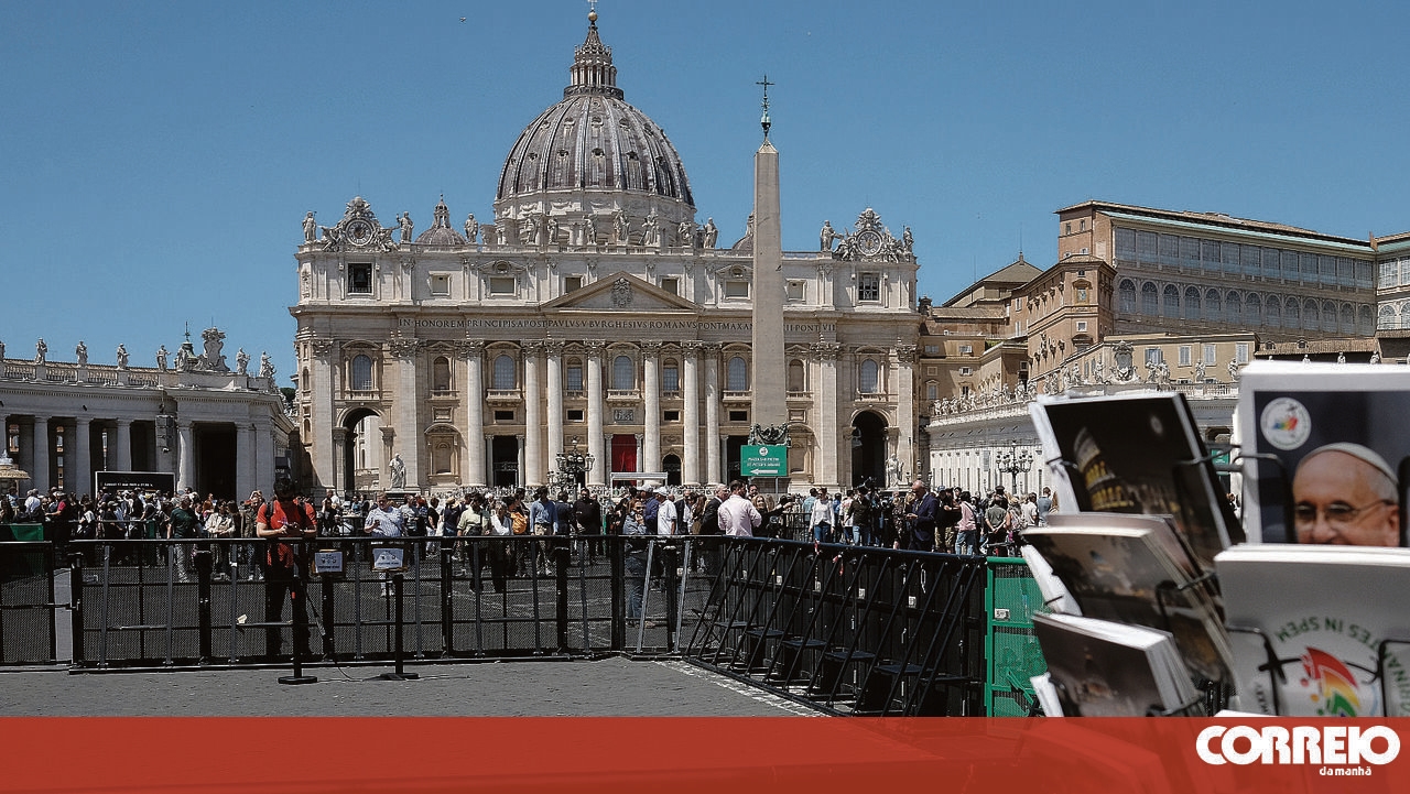<![CDATA[ Lembranças de Roma sem imagem do novo Papa ]]>