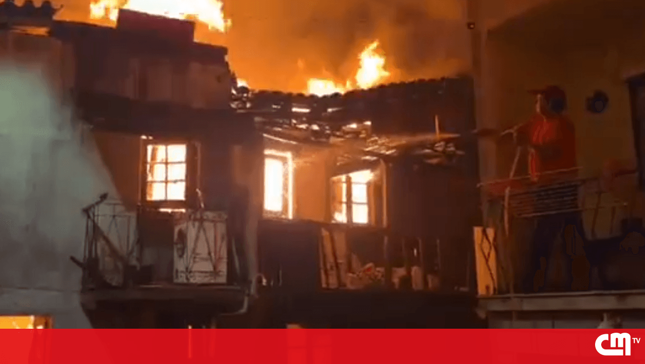 <![CDATA[ Chamas atingem três casas, uma delas habitada, em Silvares no Fundão ]]>