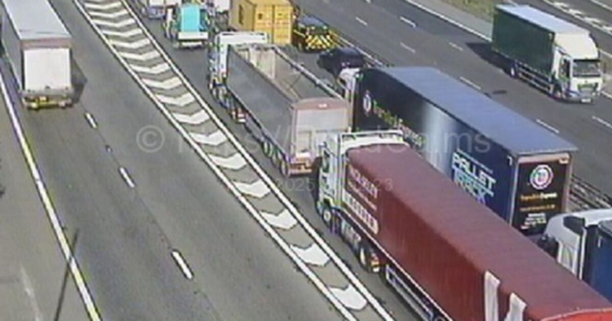 Ruch na autostradach M6 i M5 NA ŻYWO: Wypadek na autostradzie powoduje ogromne 70-minutowe opóźnienia