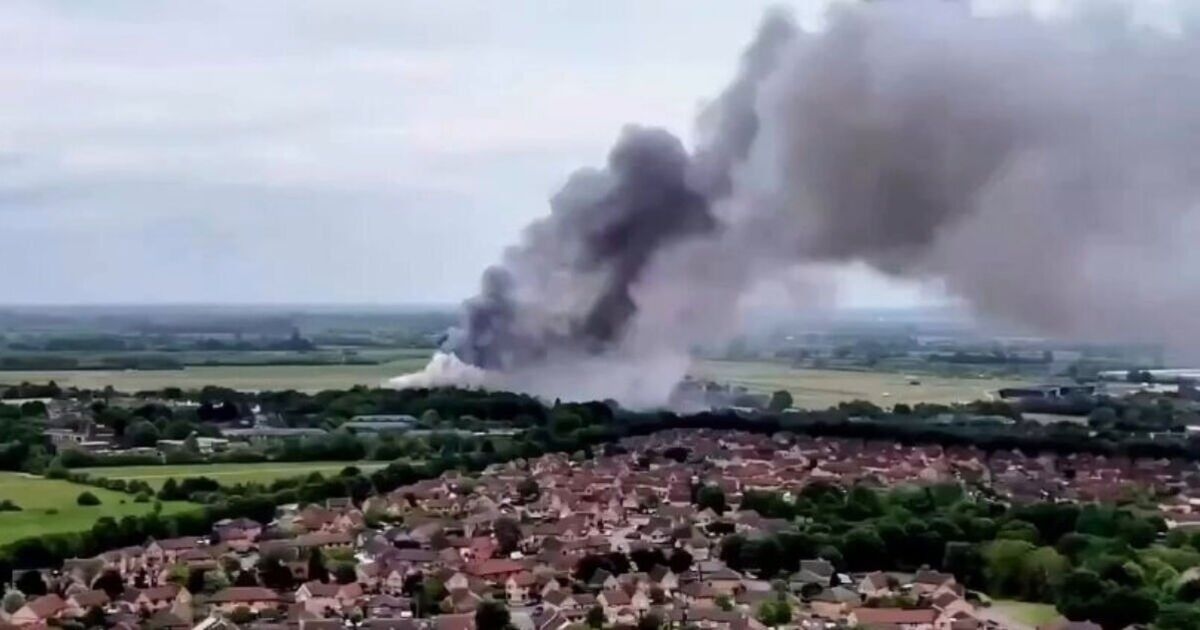 Incendio en Bicester EN DIRECTO: Tres muertos tras un terrible incendio que arrasó una antigua base de la RAF