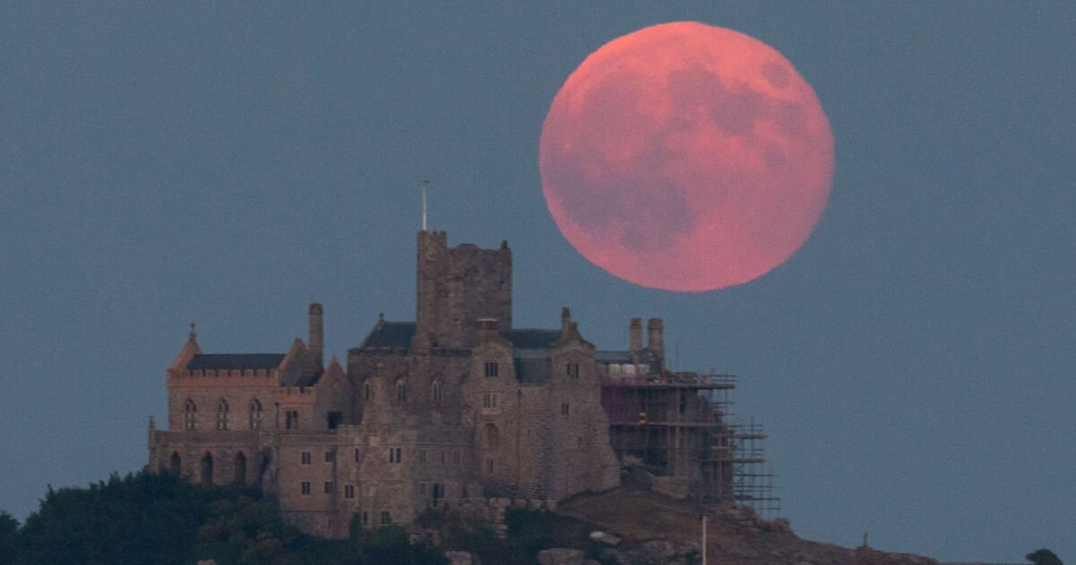 Exacte tijd dat Strawberry Moon in het Verenigd Koninkrijk zal verschijnen, terwijl het 18-jarig record gebroken zal worden