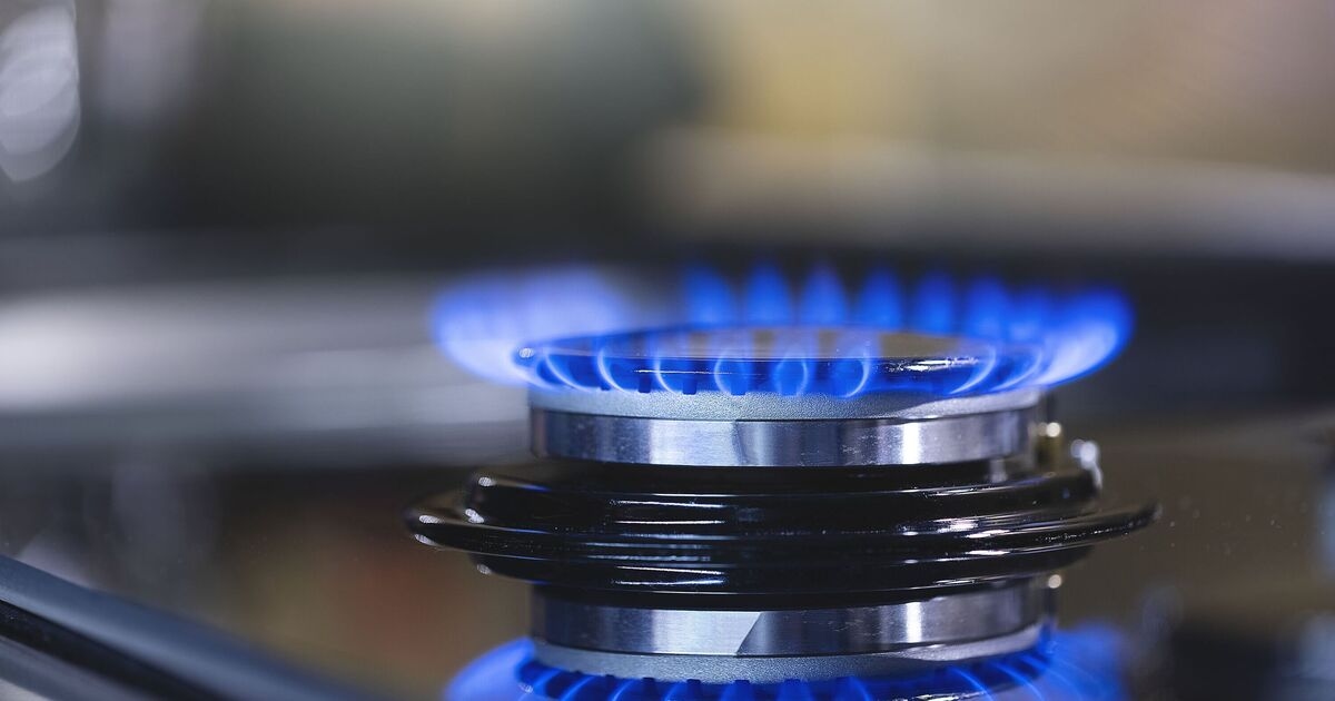 Le squadre di emergenza indagano su un'esplosione di gas in casa