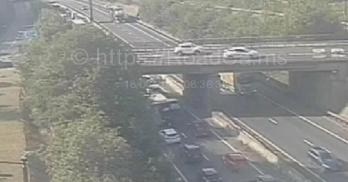Движение на A1M в прямом эфире: хаос из-за закрытия крупной автомагистрали в Великобритании после ужасной аварии
