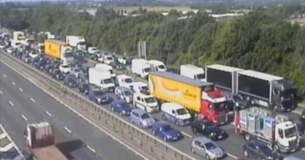 M25 traffic LIVE: Motorway blocked and cars at standstill after huge crash