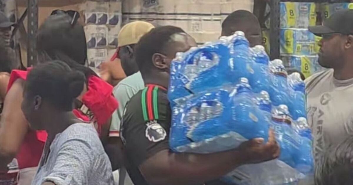 Britse shoppers kopen in paniek water in gekke taferelen voor hittegolf van 30 graden Celsius