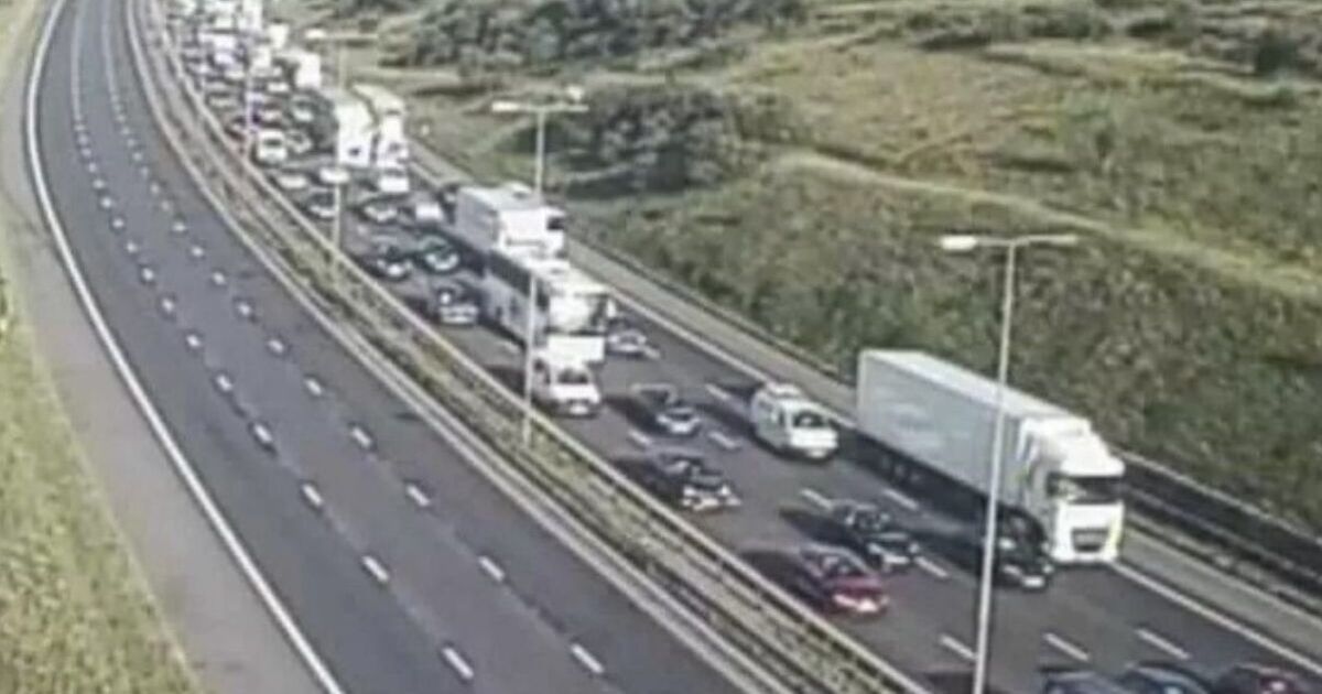 Tráfico en la M62 EN DIRECTO: La autopista se paraliza cuando un incendio en un vehículo provoca enormes retrasos