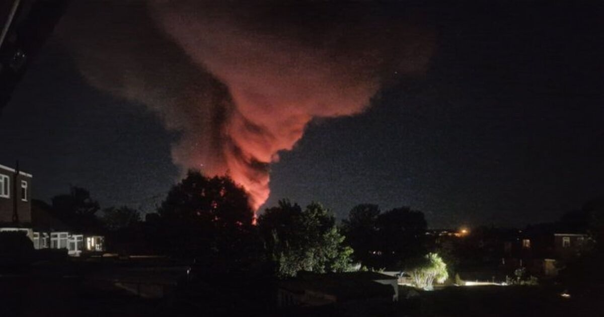 Grande incêndio em Londres envia equipe de materiais perigosos em meio a relatos de que cilindros podem explodir