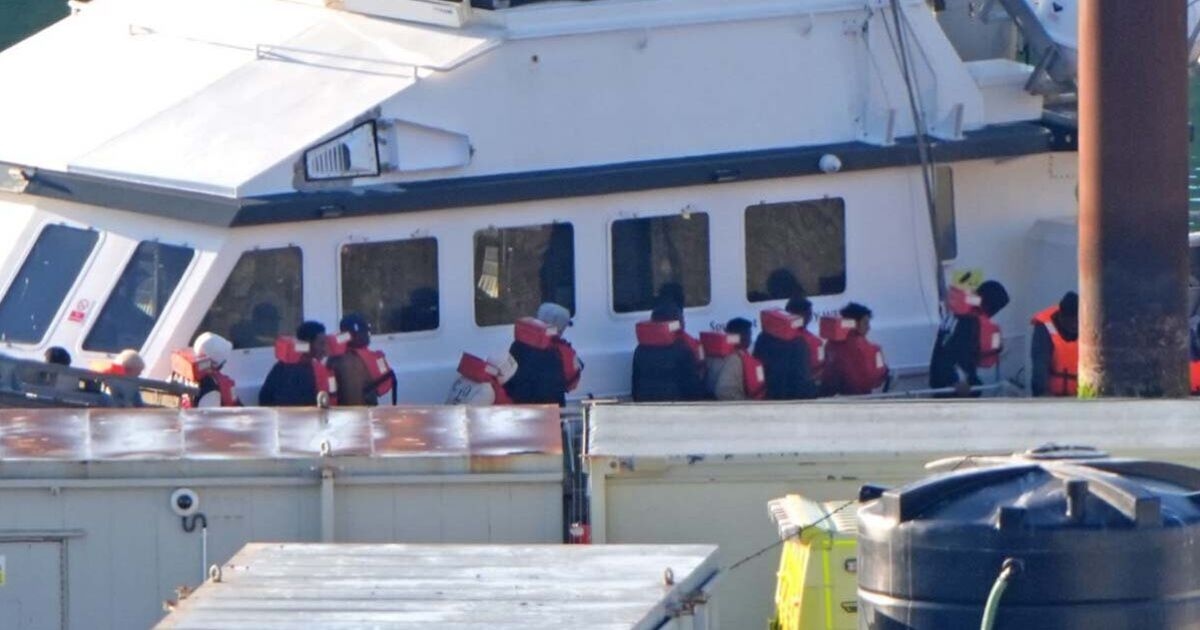 Migranci śmieją się z Wielkiej Brytanii, gromadząc się w Dover zaledwie kilka godzin po zawarciu umowy Starmer-Macron