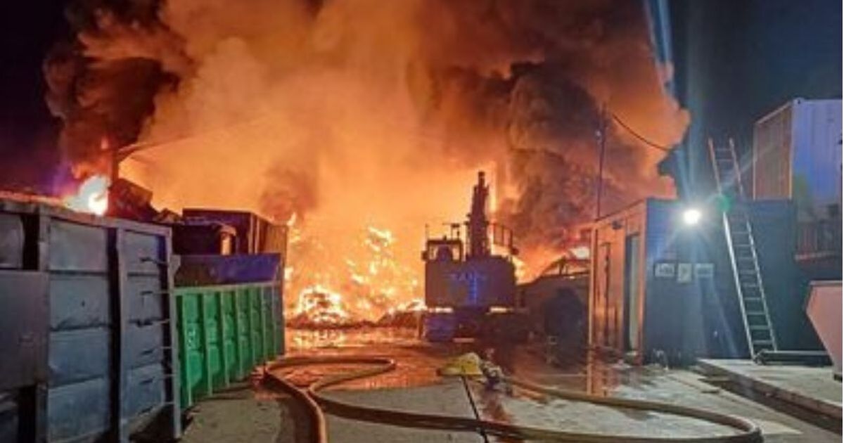 Пожар в Эрите в прямом эфире: закройте все окна, поскольку лондонская промышленная зона охвачена огнем