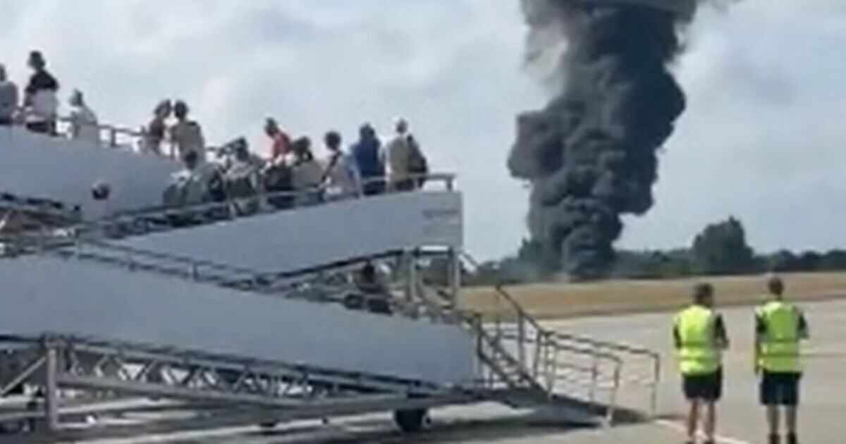 Queda de avião em Southend ÚLTIMAS NOTÍCIAS: Horror em aeroporto do Reino Unido com enorme bola de fogo em erupção