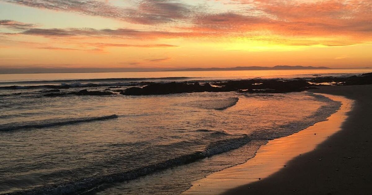 Una spiaggia britannica poco conosciuta e meravigliosa con chilometri di sabbia rosa brillante