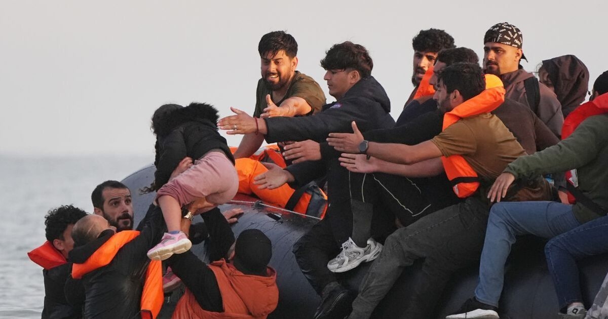 Increíble momento en el que decenas de migrantes se lanzan al Canal de la Mancha en un intento desesperado por llegar al Reino Unido.