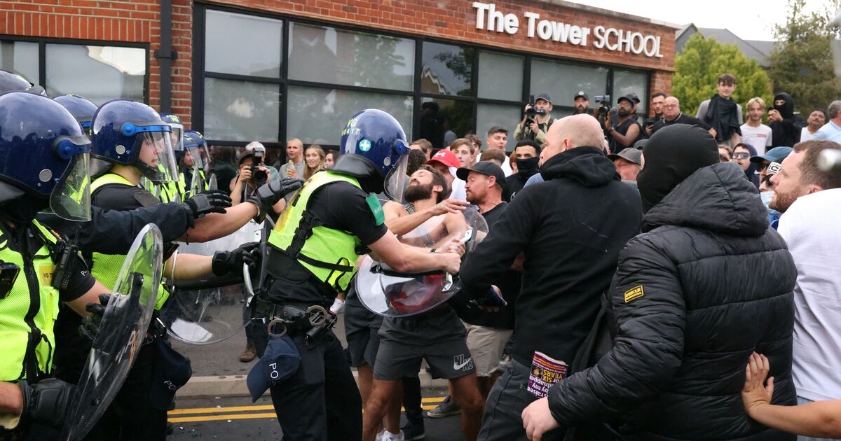 Protesto contra asilo em Epping desencadeia repressão policial enquanto policial de alto escalão emite veredicto contundente de três palavras