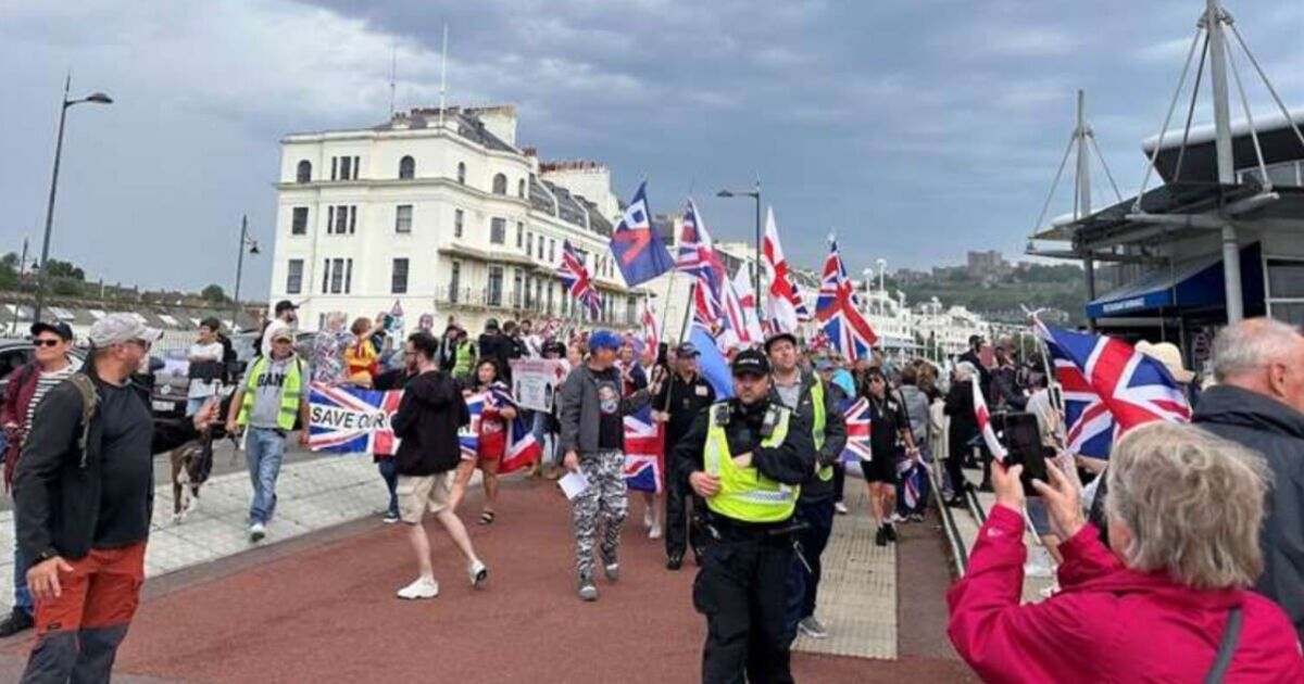 La protesta antiinmigración llega al paseo marítimo de Dover mientras cientos de personas corean: "¡Detengan los barcos!"