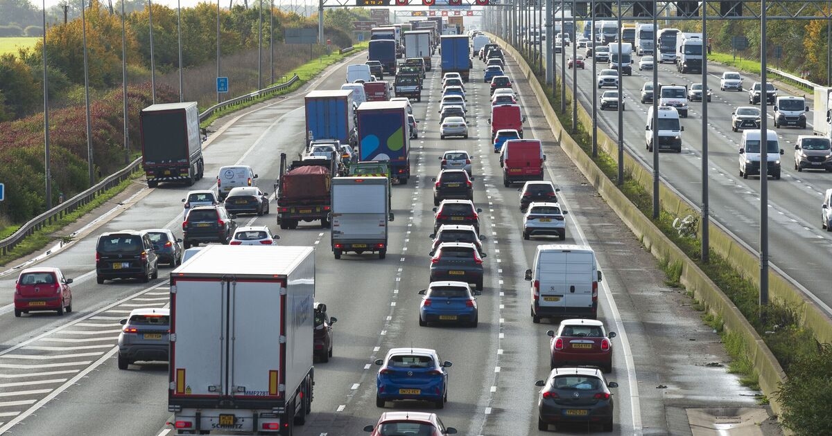 A12 fermée EN DIRECT : Le trafic s'intensifie près de Colchester avec d'énormes retards après le renversement d'un camion